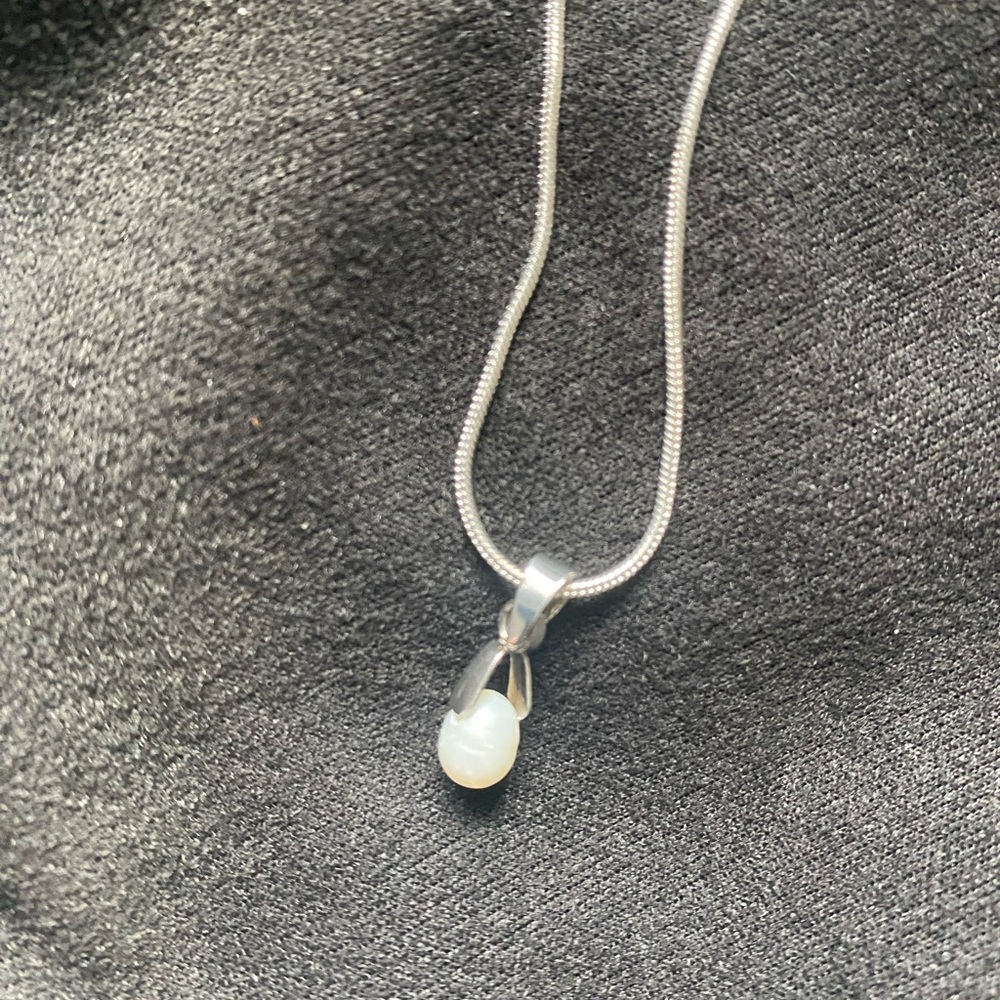 Elegant Pearl Necklace - Picture 2 of 6